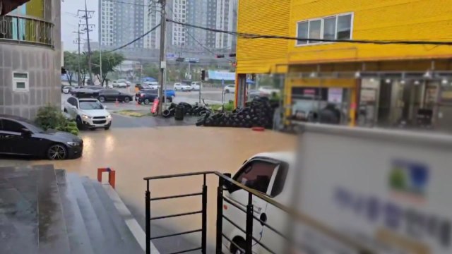 [제보영상] 경기 이천 사람들 정강이까지 침수...자동차도 물 잠겨 / YTN