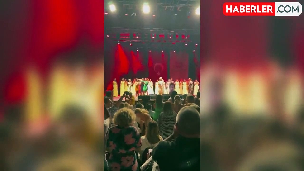 Yunan şarkıcı, Türk bayrağı ve Atatürk posteri...
