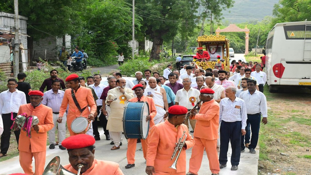व्यक्ति के अच्छे कर्म ही दिलाते हैं सफलता