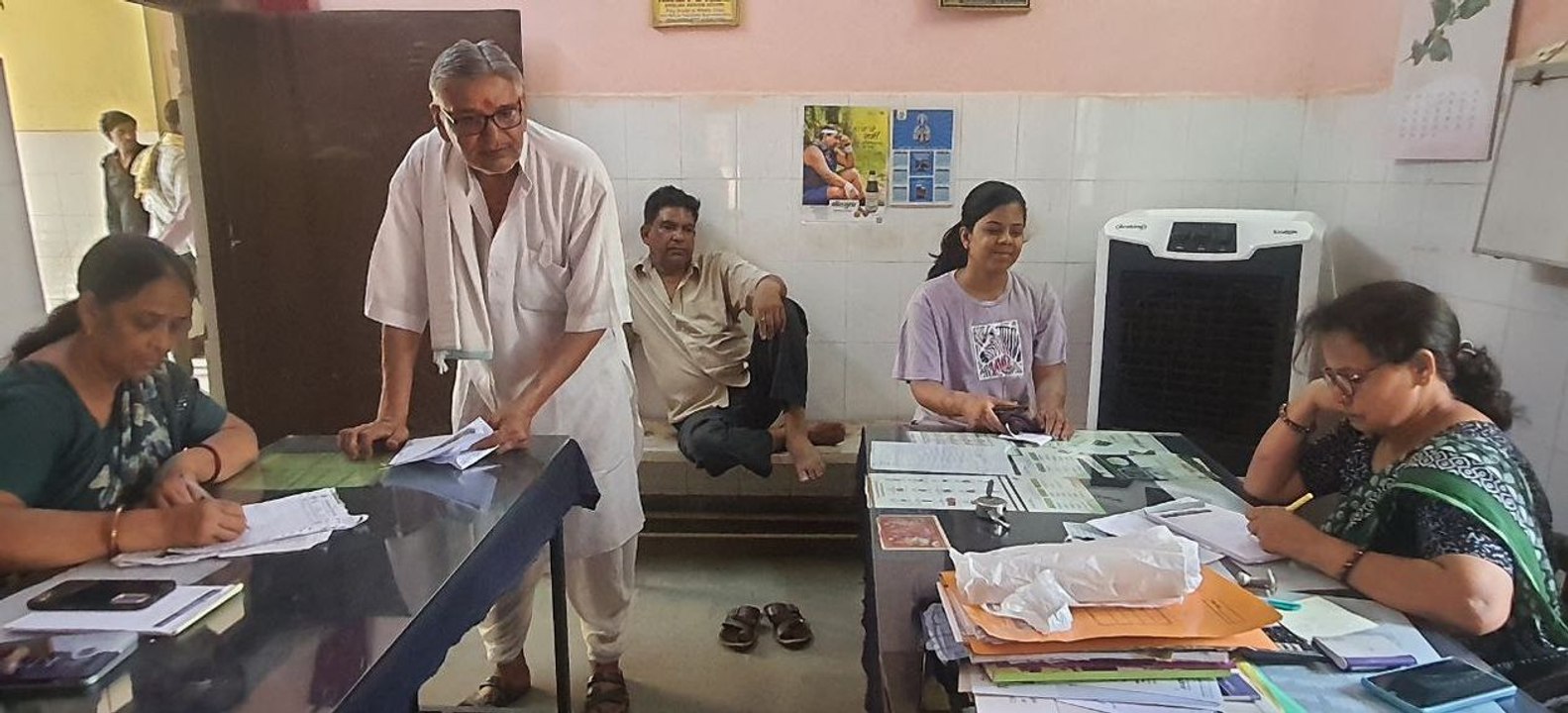 आयुर्वेद चिकित्सालय में दवाओं का टोटा, रोगियों के अधूरे रह रहे नुस्खे