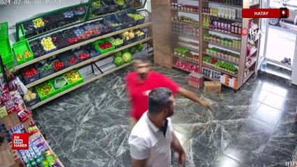 Hatay’da çamur olan ayakkabısını çıkararak markete giren inşaat işçisi