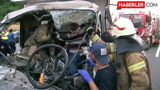 Beykoz Kuzey Marmara Otoyolu'nda 2 tır ile 1 kamyonet birbirine girdi: 3 yaralı