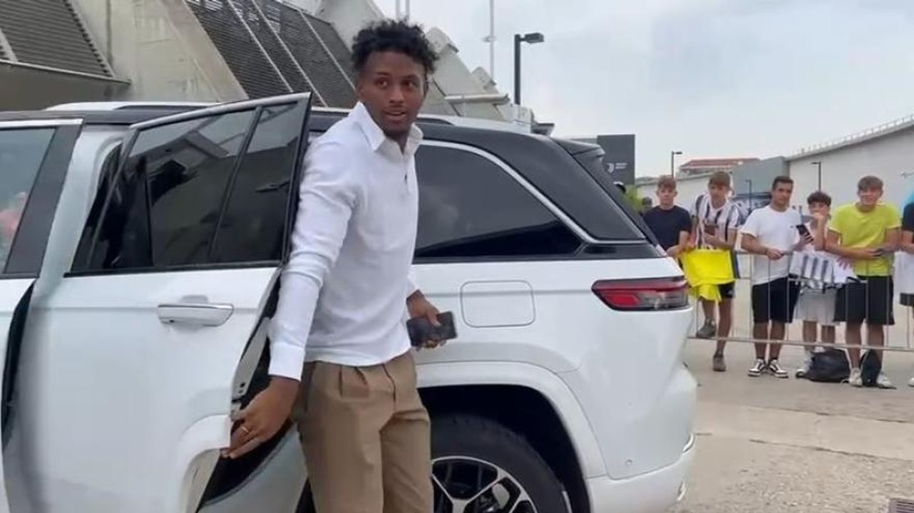 Juve, l'arrivo di Cabal al J-Medical: selfie e autografi con i tifosi