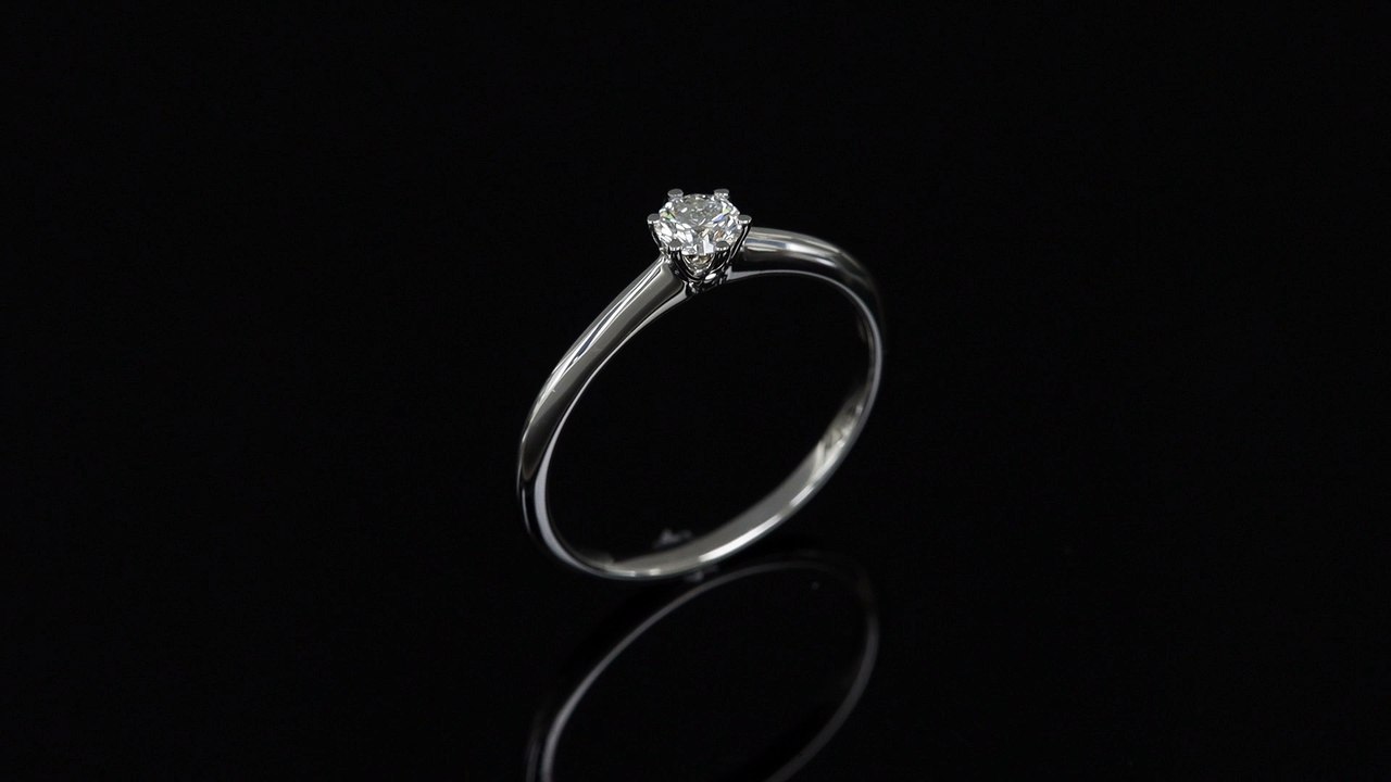 Anello solitario in oro bianco con montatura a sei griffe della Gioielleria Casavola di Noci