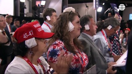 Seguidores de Trump se vendan la oreja para mostrarle su cariño ante el intento de asesinato que sufrió