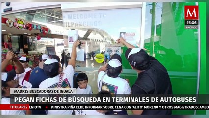 Madres Buscadoras de Iguala pegan fichas de búsqueda en terminales de autobuses