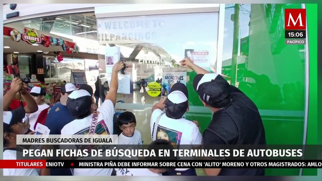 Madres Buscadoras de Iguala pegan fichas de búsqueda en terminales de autobuses