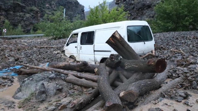 Sel mahalleyi vurdu; okul, sağlık ocağı ve 10 ev hasar gördü