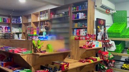 Marketi kirletmemek için ayakkabısını çıkardı