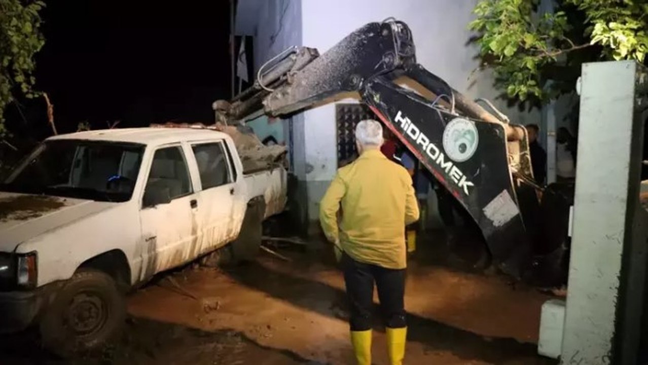 Erzurum’un Oltu ilçesinde sel! Okul, sağlık ocağı ve evler hasar gördü