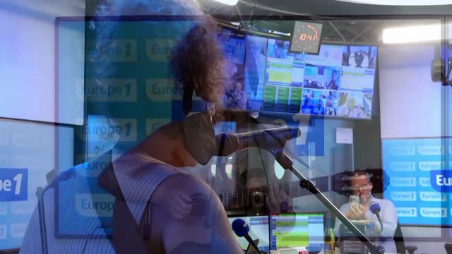 La chanteuse NYV interprète son single «Comme ceux qui s'aiment» en live dans le club de l'été !