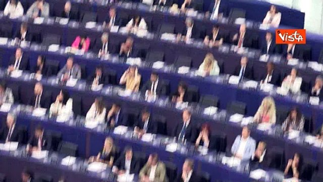 Standing ovation per von der Leyen da eurodeputati centristi , destra e sinistra non applaudono