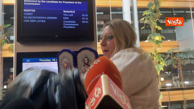 Eurodeputata espulsa da aula mostra sacco nero: Qui hanno messo migliaia romeni con scusa del Covid