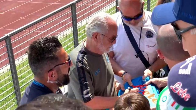 De Laurentiis a Dimaro tra i tifosi: autografi sugli spalti