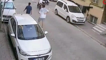 Esenyurt'ta sokak ortasında iki gence kurşun yağdı! 1 ölü