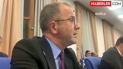 Télécharger la video: CHP Milletvekili Okan Konuralp, Hayvanları Koruma Kanunu'nda Değişiklik Yapılmasına Dair Kanun Teklifi'ne Tepki Gösterdi