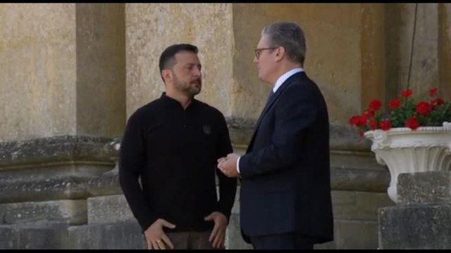 Zelensky nel Regno Unito per il summit della Comunità politica europea
