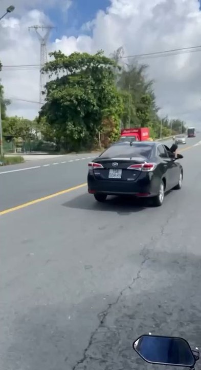 Au Vietnam, un agent de la police de la circulation a sauté sur le capot d'une voiture pour arrêter le contrevenant. Pourtant, le conducteur a continué à rouler sur l'autoroute, ignorant les exigences de l'agent.