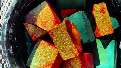 Descargar video: Dyed soft gymchalk blocks | amazing crushing 