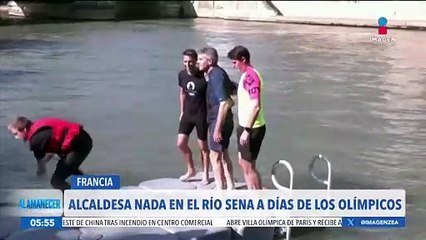 La alcaldesa de París nada en el río Sena para demostrar la calidad del agua