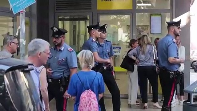 Montesacro, rapina all'ufficio postale: le immagini dell'operazione dei carabinieri