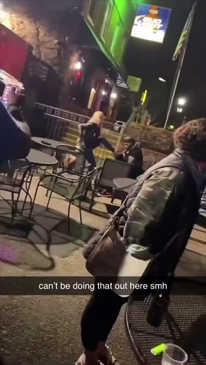 Mais que fait-il à ses pieds ?