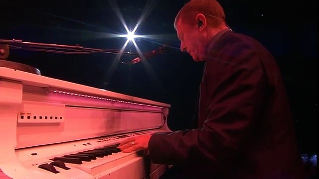 Edith Piaf’s “La vie en rose” (Live) - John Miles Feat. Grace Jones