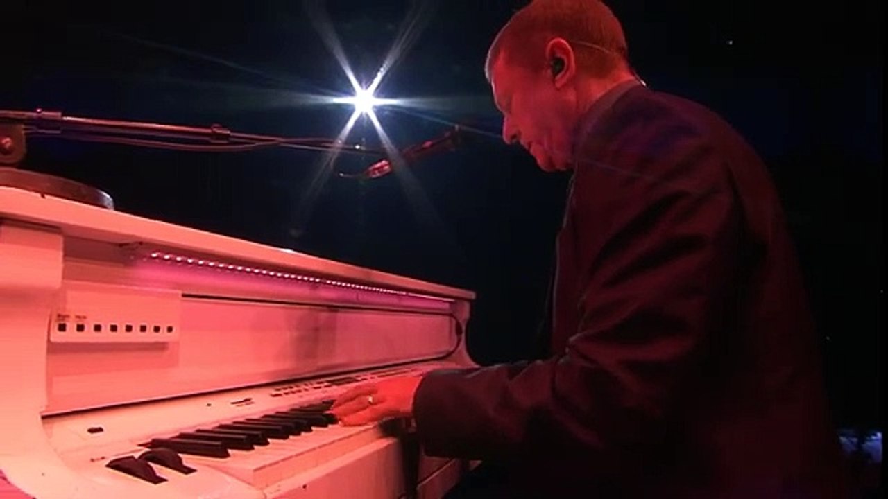 Edith Piaf’s “La vie en rose” (Live) - John Miles Feat. Grace Jones