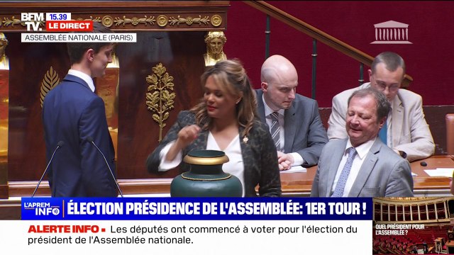 Le député François Piquemal (LFI-NFP) fait un chifoumi pour éviter de serrer la main au député RN Flavien Termet