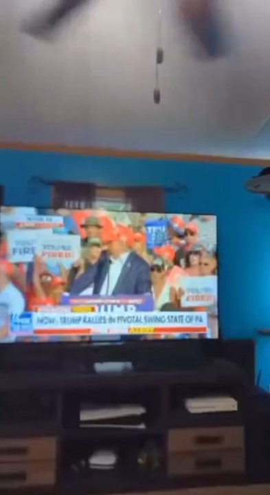 ON dirait que cette dame a été impliquée dans la tentative d'assassinat de Donald Trump ! Il suffit de regarder ses mouvements et ses expressions faciales, c'était définitivement un !à l'intérieur du travail.