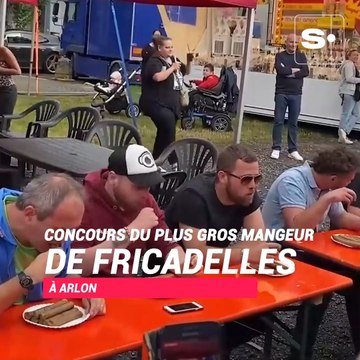 14 fricadelles avalées : Yannick remporte le concours du plus gros mangeur de fricadelles à Arlon !