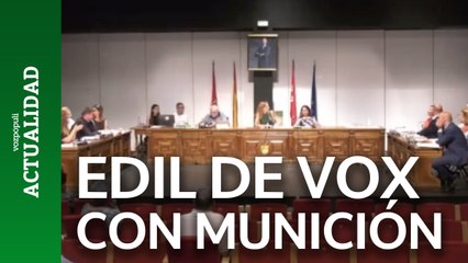 Una edil de Vox del Ayuntamiento de Alcorcón accede al pleno con balas