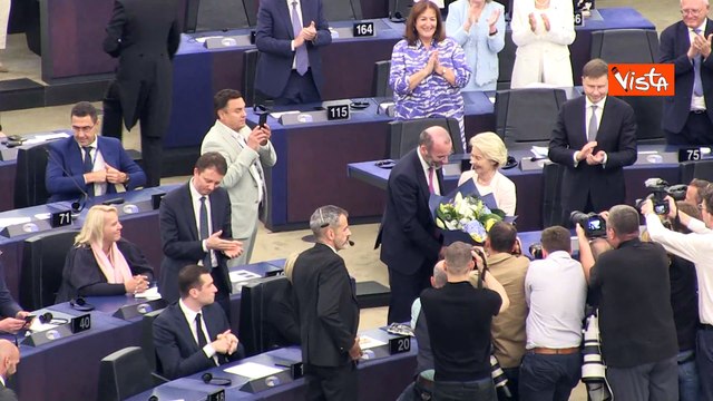 Von der Leyen rieletta presidente commissione con 401 voti. Per lei baci, abbracci e fiori