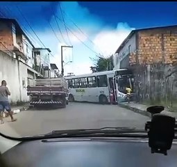 Ônibus que faz transporte escolar se envolve em colisão em Lauro de Freitas