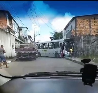 Ônibus que faz transporte escolar se envolve em colisão em Lauro de Freitas