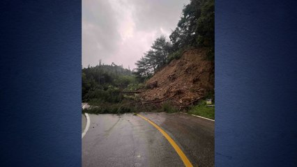 강원 원주 야산에서 토사·낙석 유출로 도로 통제 / YTN