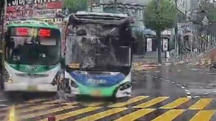 내리막길 세워둔 버스, 아래로 돌진...2명 부상 / YTN