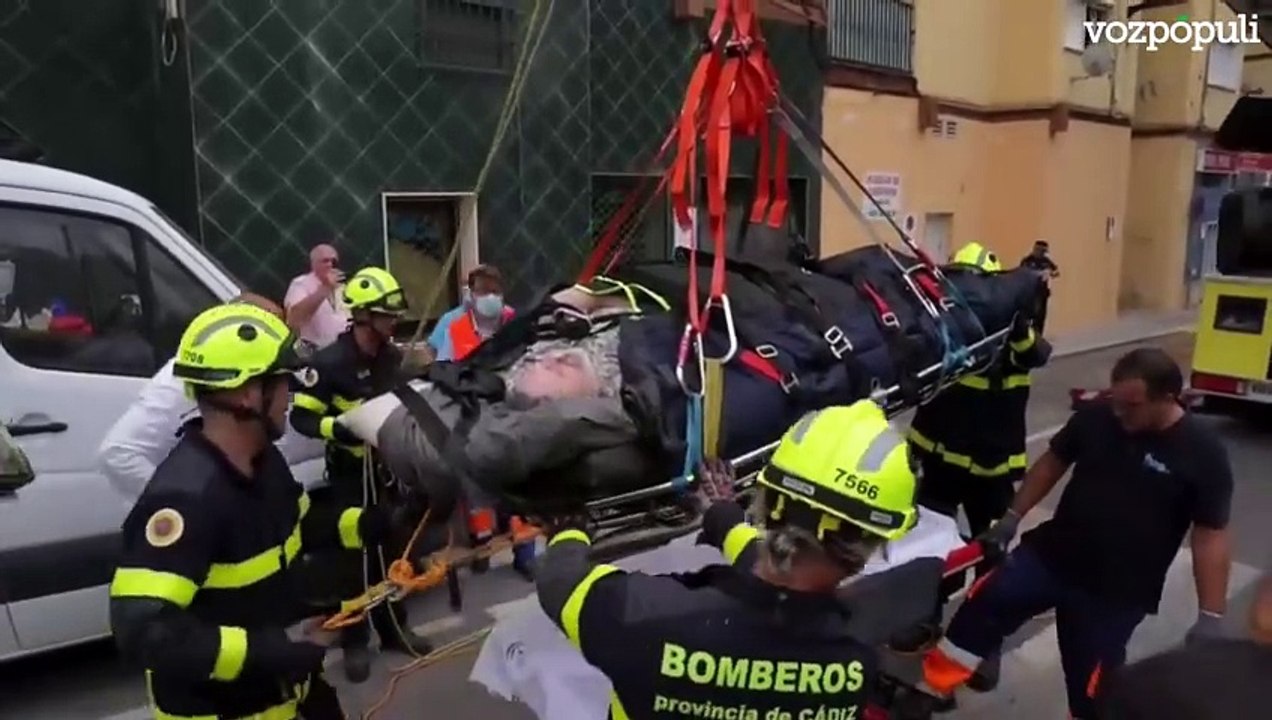 Evacúan a un hombre de 300kg que llevaba seis meses sin poder salir de casa