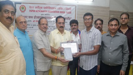 दिल्ली भाजपा प्रदेश अध्‍यक्ष सचदेवा ने मेधावी छात्रों को क‍िया पुरस्‍कृत, टैबलेट्स देकर का बढ़ाया हौंसला