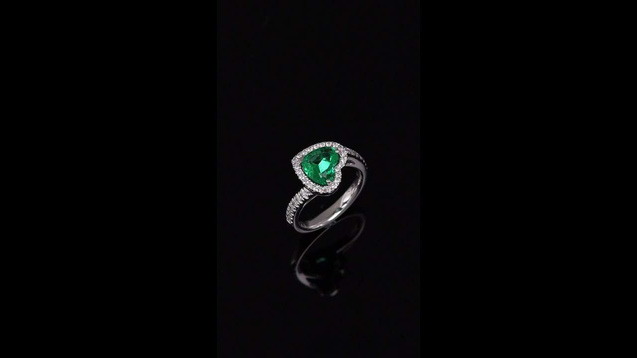 Anello in oro bianco con smeraldo colombiano taglio "cuore" della collezione Prestige realizzato dalla Gioielleria Casavola di Noci