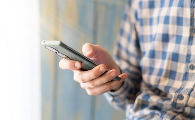 Comment corriger cette erreur courante lorsque l'on tient son téléphone