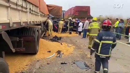 Video herunterladen: Pai e filha morrem e outras duas ficam feridas em graves colisão entre carretas e carro na BR-163