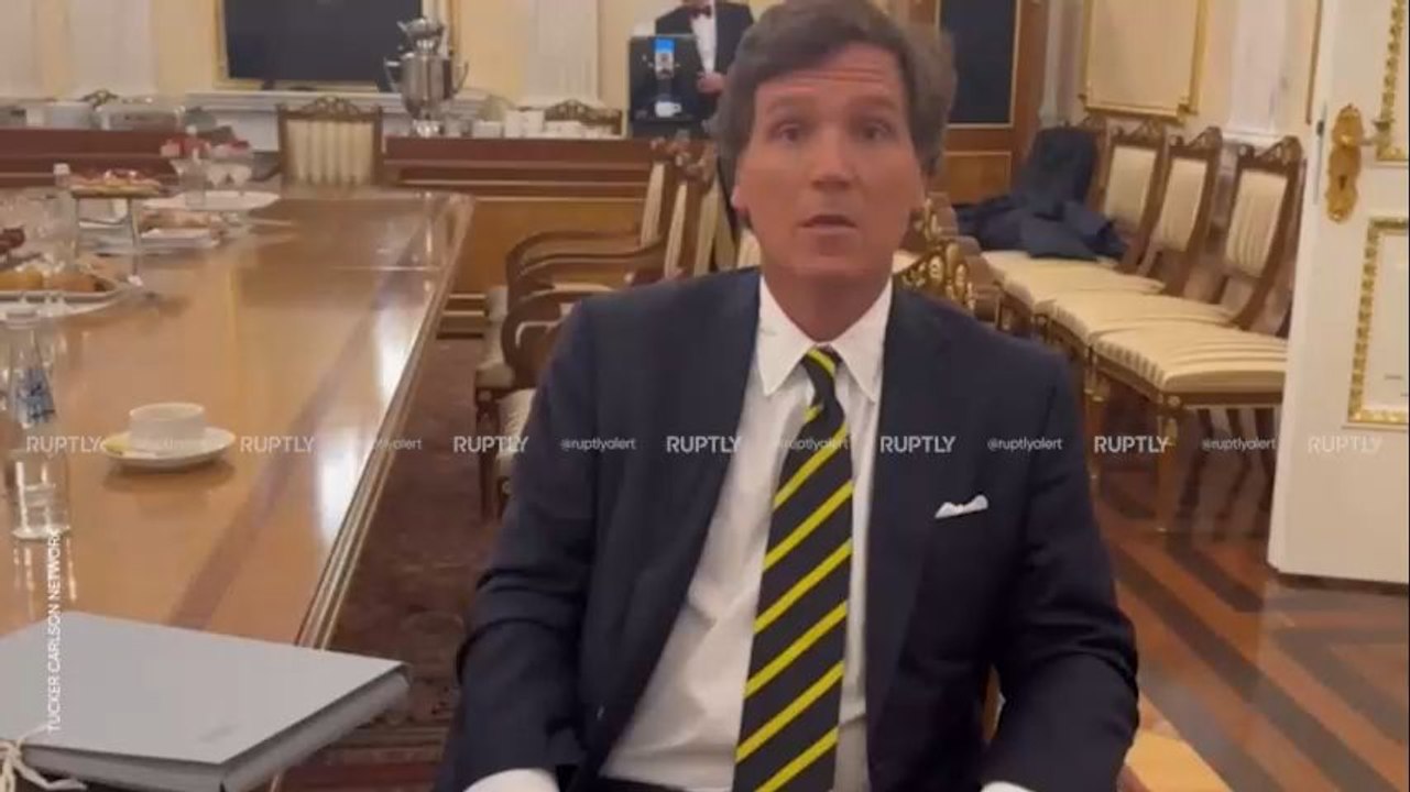 ❗️ Tucker Carlson a montré un dossier contenant des documents qui lui ont été remis par le président russe Vladimir Poutine "pour un bon souvenir".