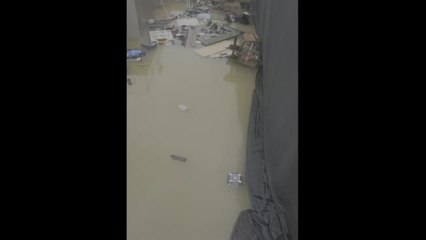 [제보영상] 지하상가 침수...집기류 물 위 떠다녀 / YTN