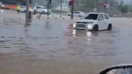 [제보영상] 경기 평택시 송탄면 도로에 물 바퀴까지 차올라 / YTN