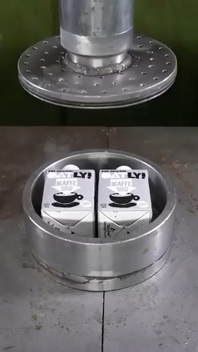 Crushing oat drink with the hydraulic press