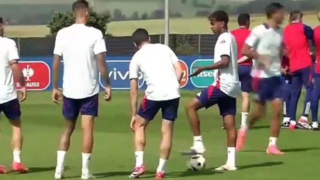 Pedri y Ferran Torres vacilan a Nico Williams sobre su fichaje / @eldesmarque