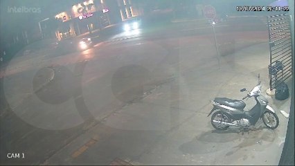 Câmera de monitoramento registra acidente entre duas motos no Santa Cruz