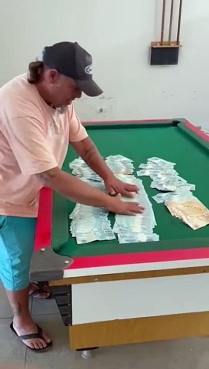 VÍDEO: Funcionário de prefeitura exibe "montanha" de dinheiro durante partida de sinuca; assista