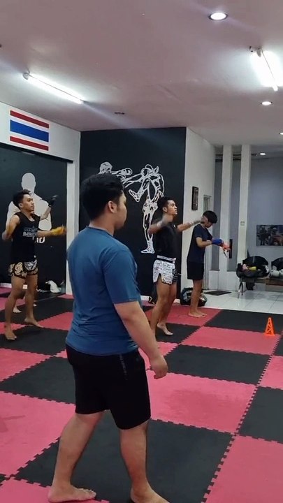 LATIHAN MUAYTHAI